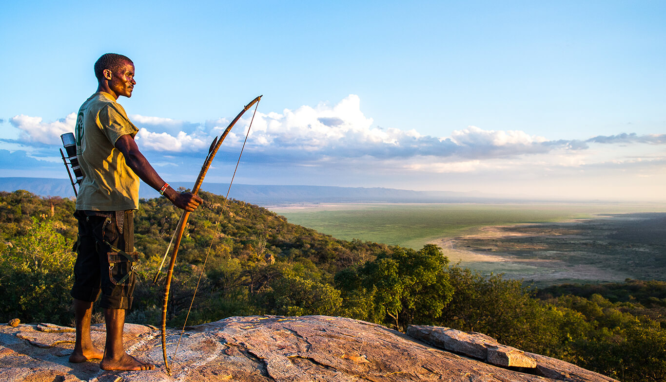 Natur soweit das Auge reicht: Ein Mitglied des tansanischen Hadza-Volkes unterwegs in seinem Jagdgebiet.