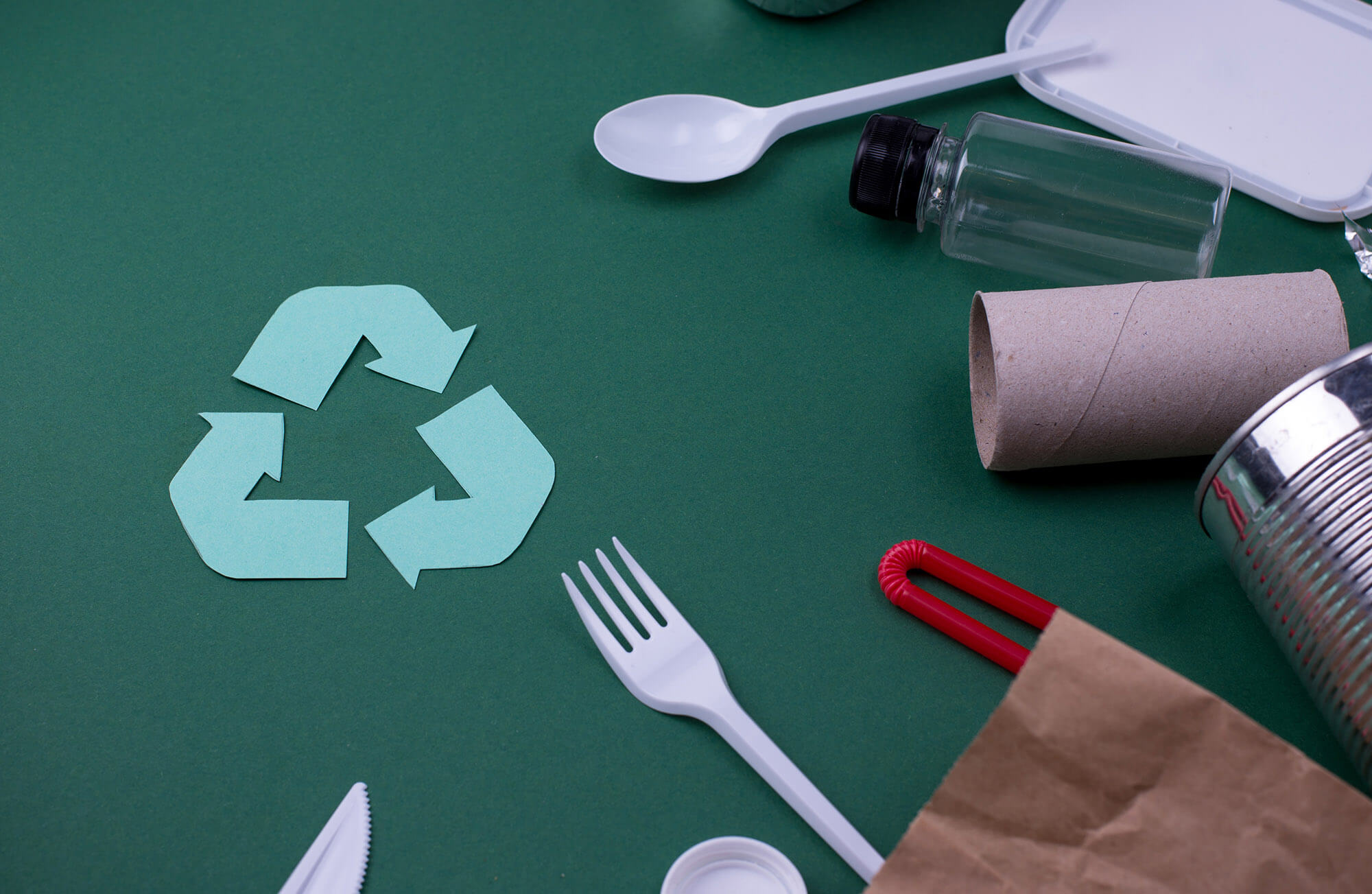 Kreislaufwirtschaft. Recycling Symbol mit Abfall