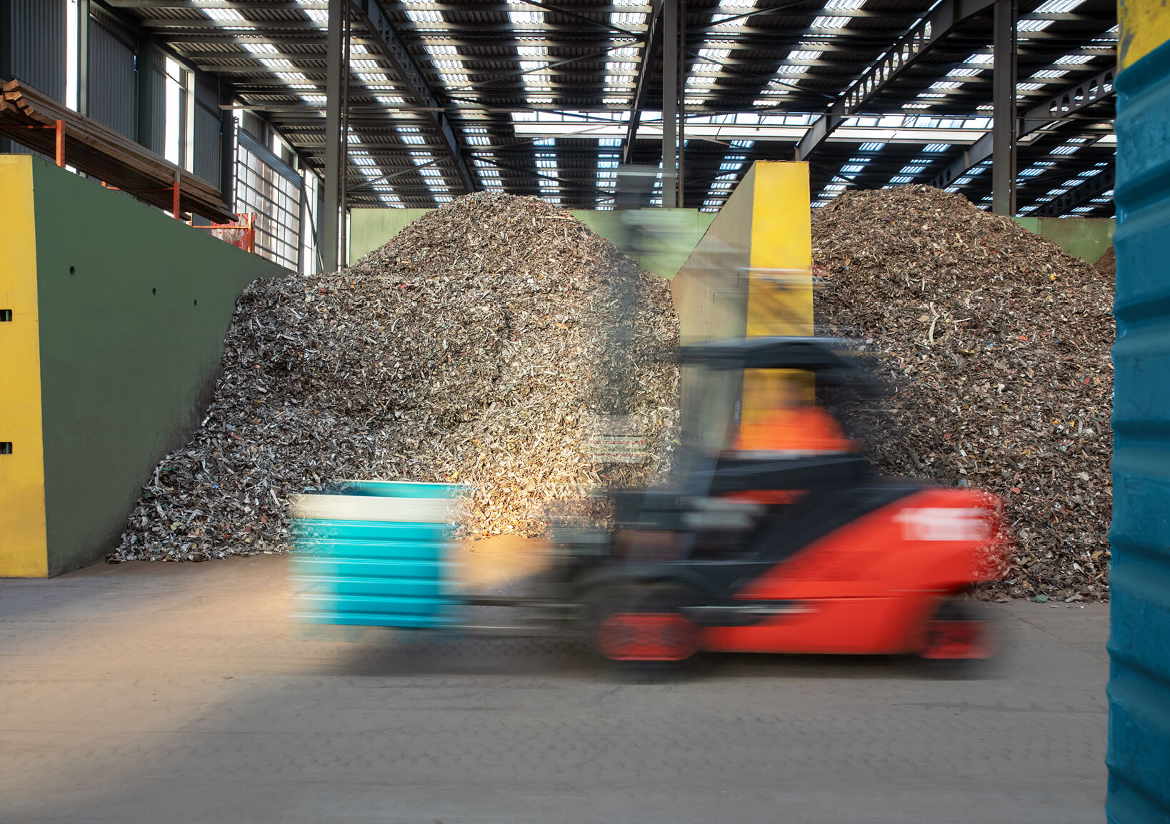 Gabelstapler der Recyclingmaterial verschiebt