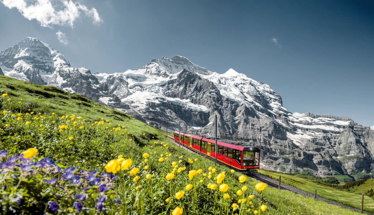 Jungfraubahn Moench Jungfrau im Sommer